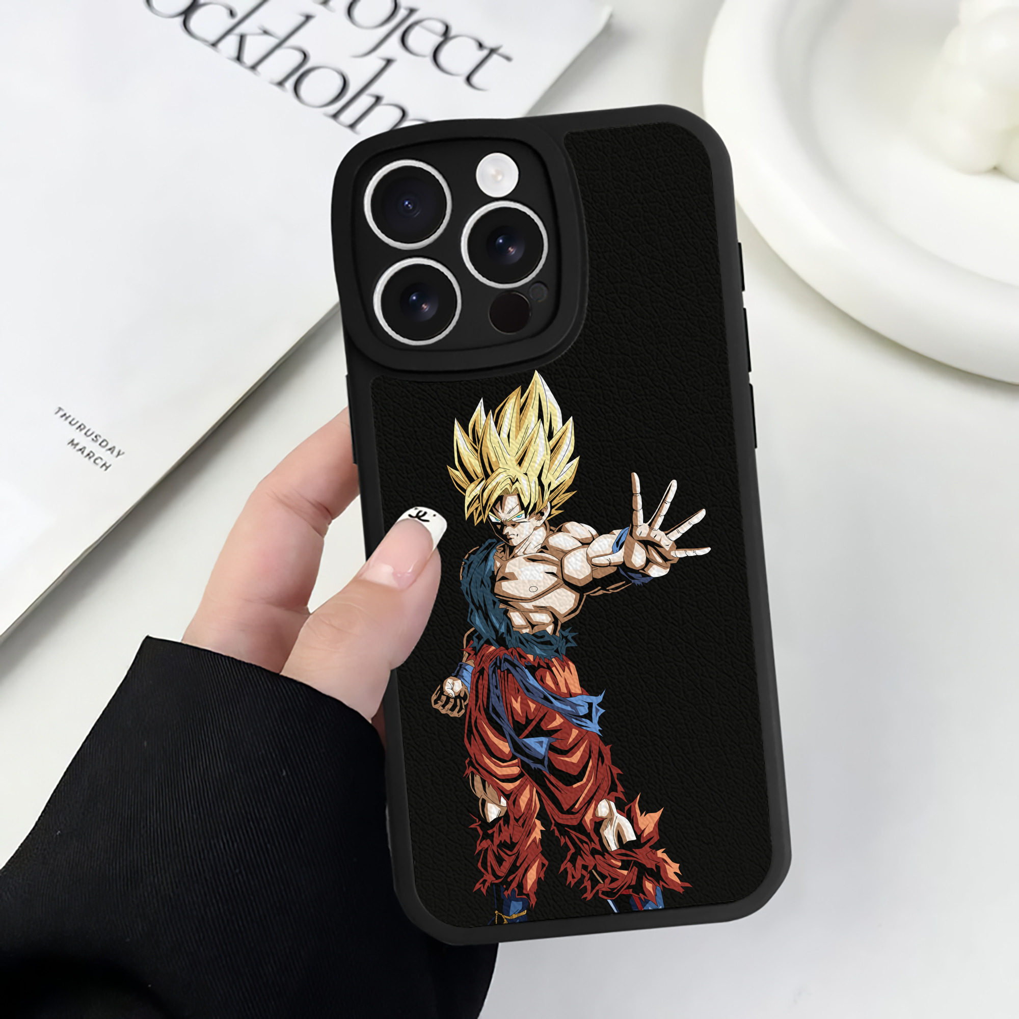 （画像用） ドラゴンボール 孫悟空（そん ごくう）Son Goku カカロット DRAGON BALL Kakarotto 【iPhone 16シリーズ対応】シリコンスマホケース（レザー調） 材質：シリコン